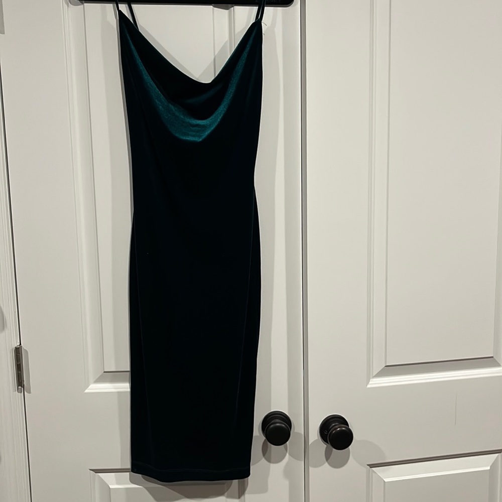 Lulu’s velvet green knee length formal dress. Form fitting, knee high length.